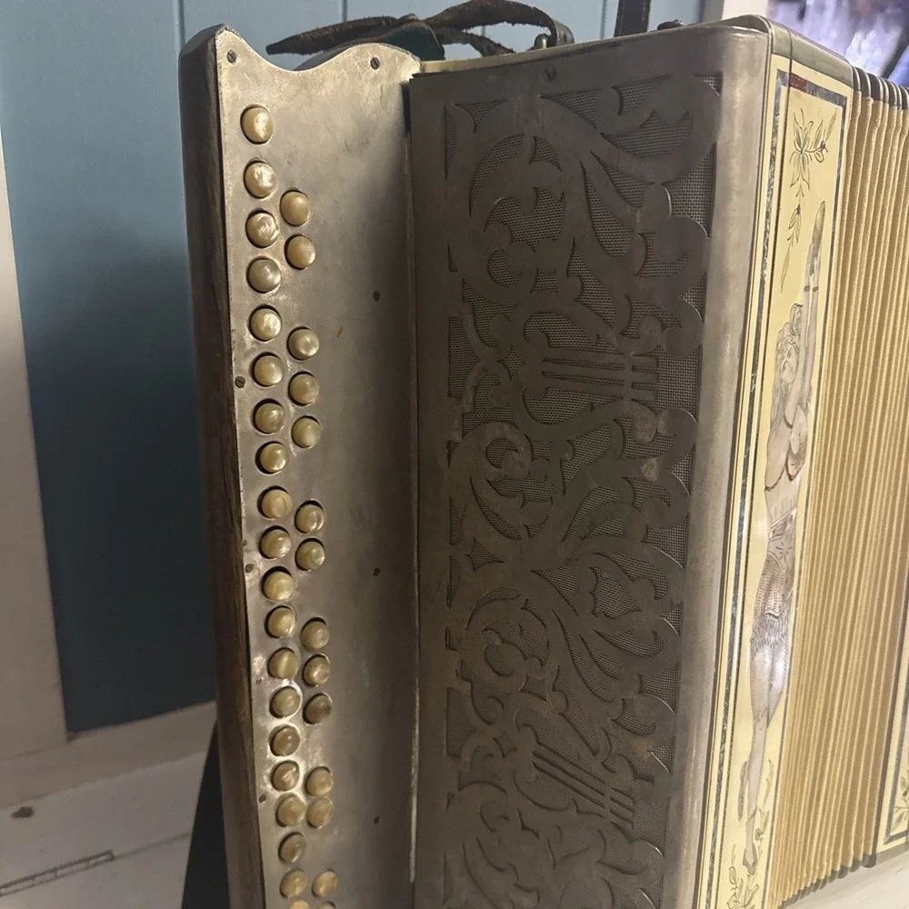 Vtg BUTTON ACCORDION With Inlaid Mother Of Pearl Antique Dancing‎ Girl Flowers